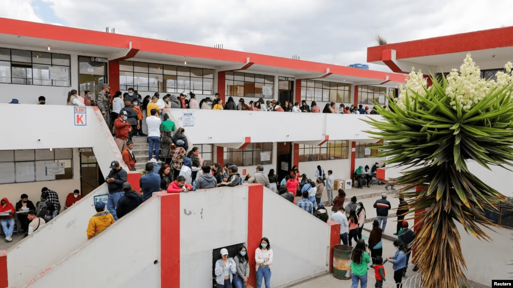 Ciudadanos ecuatorianos hacen fila para emitir su voto en una consulta tanto municipal como constituyente, en Latacunga, Ecuador, 5 de febrero de 2023.