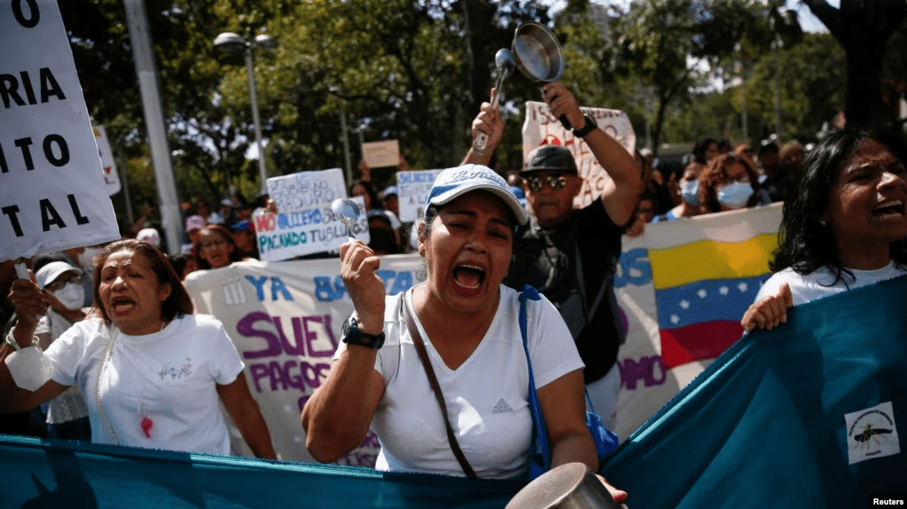 Maestros y empleados publicos protestan en demanda de mejores salaios en Caracas, Venezuela, el 16 de enero de 2023.
