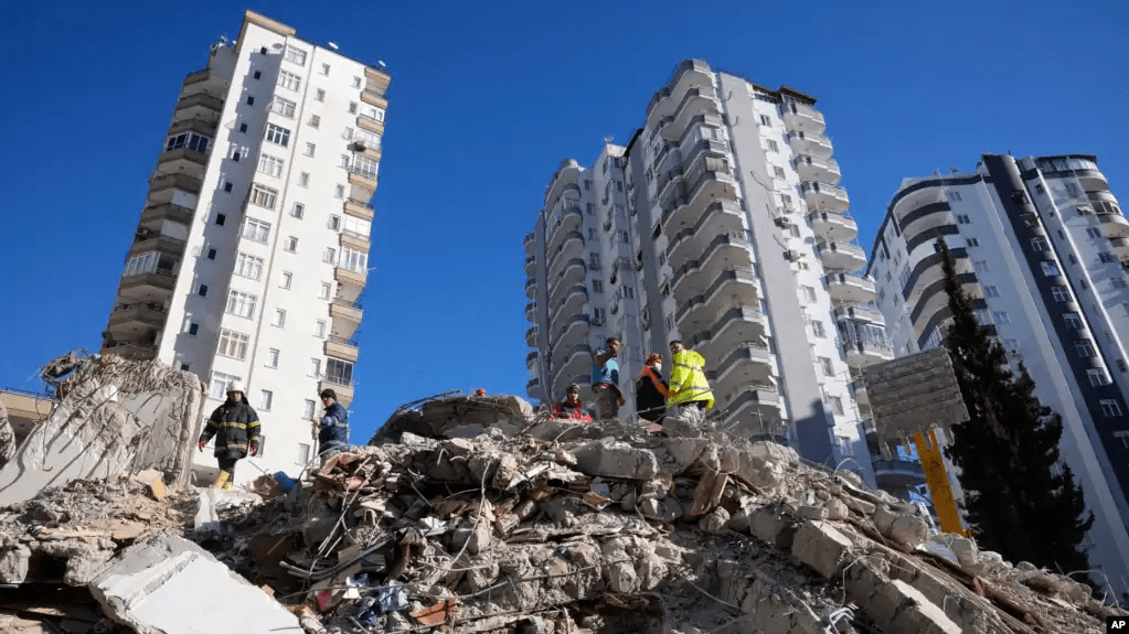 Los equipos de emergencia buscan personas entre los escombros de un edificio destruido en Adana, en el sur de Turquía, el martes 7 de febrero de 2023.