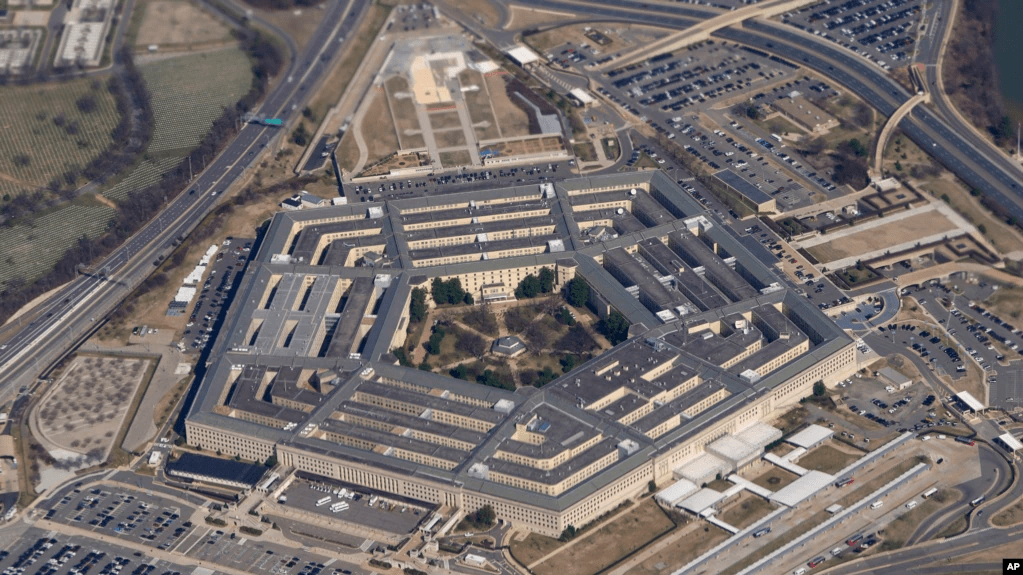 ARCHIVO - El Pentágono, sede del Departamento de Defensa de EEUU visto desde el Air Force One mientras sobrevuela Washington, el 2 de marzo de 2022.