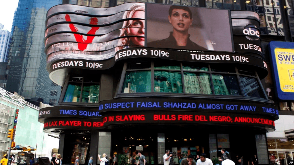 ARCHIVO - Visitantes a Times Square en Nueva York pasan bajo el teletipo de noticias de ABC que anuncia el arresto del presunto atacante de Times Square el martes 4 de mayo de 2010 en Times Square de Nueva York. (Foto AP/Mary Altaffer)