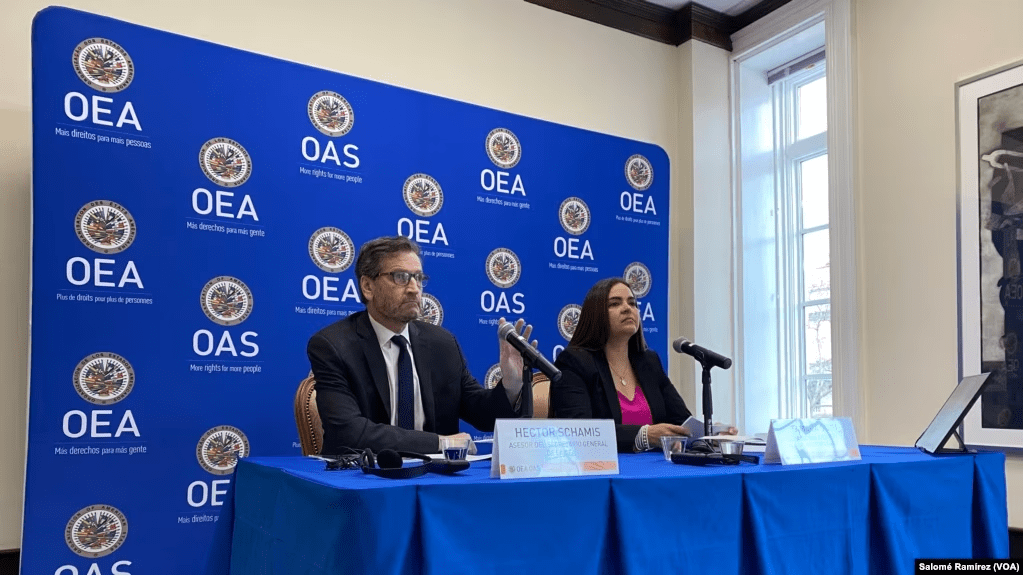 Hector Schamis, asesor del secretario general de la OEA y Tamara Suju, directora ejecutiva del Instituto CASLA, presentan informe sobre crímenes de lesa humanidad ocurridos en las cárceles de Venezuela. 15 de febrero de 2023.