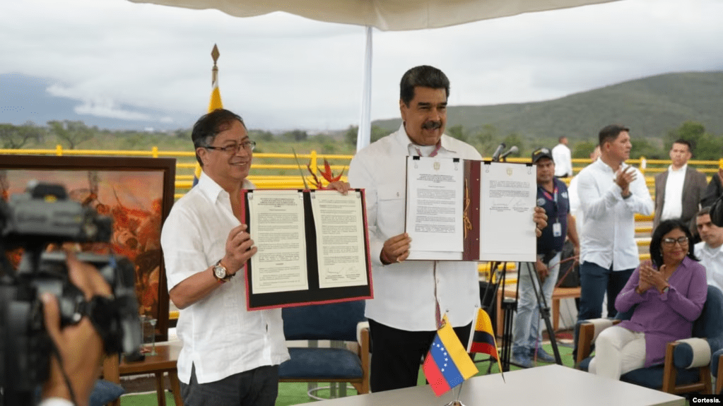 Presidentes de Colombia, Gustavo Petro, y de Venezuela, Nicolás Maduro, durante la firma del acuerdo parcial de naturaleza comercial. [Foto: Presidencia de Colombia]