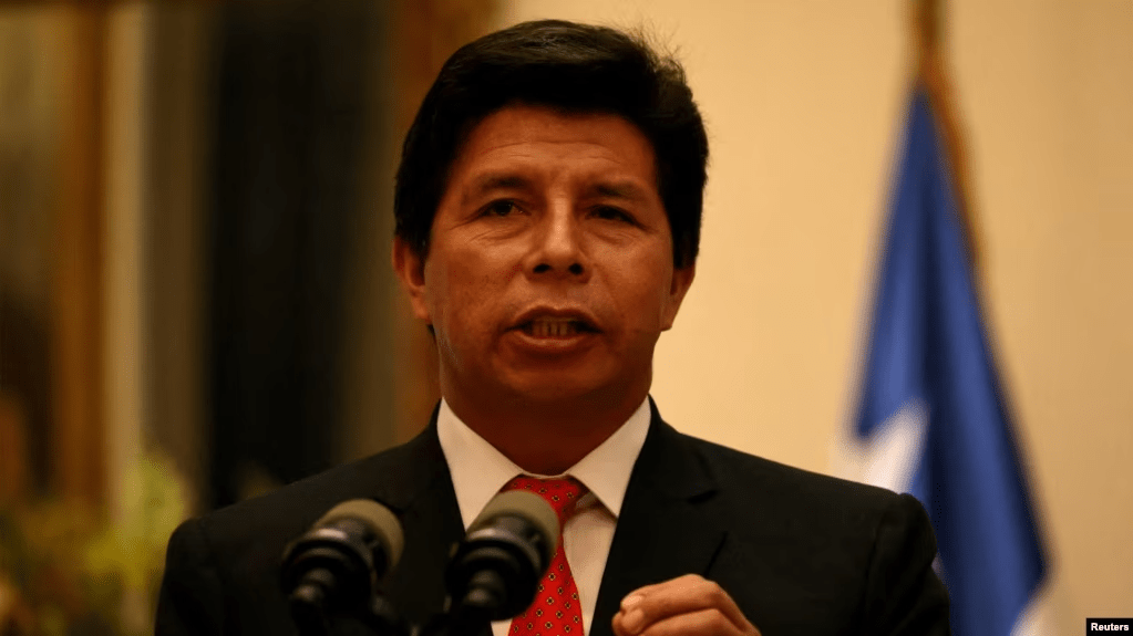 El presidente de Perú, Pedro Castillo, ofrece una declaración a los medios junto al presidente de Chile, Gabriel Boric, en el palacio de gobierno de La Moneda, en Santiago de Chile, 29 de noviembre de 2022.