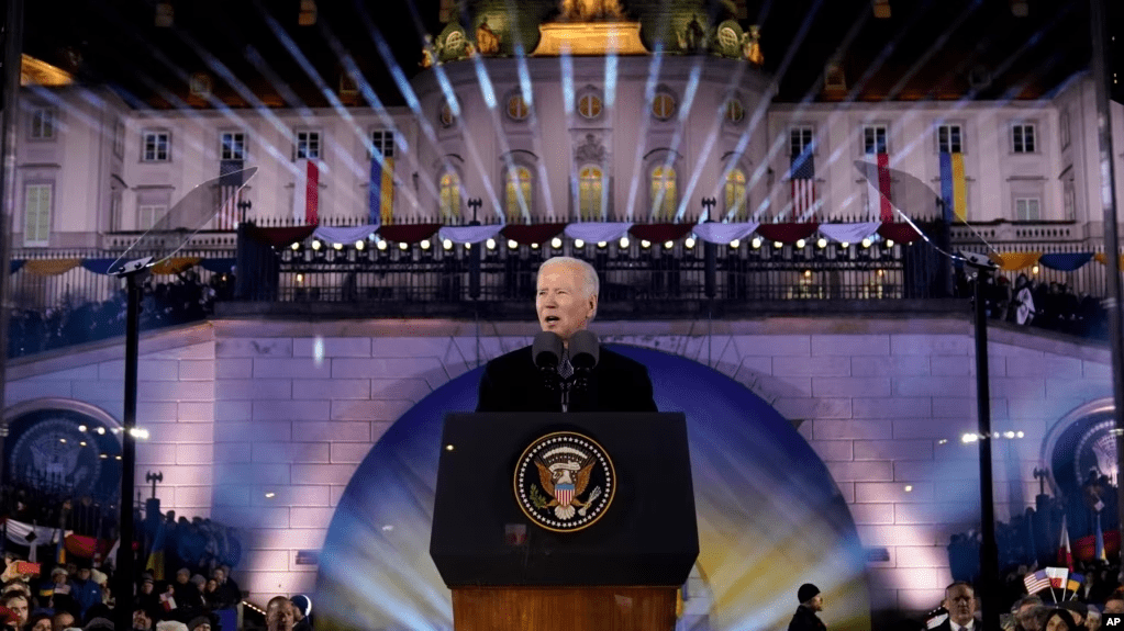 El presidente de EEUU, Joe Biden, ofrece un discurso para marcar primer año de la invasión de Rusia a Ucrania, en Varsovia, Polonia, el 21 de febrero de 2023.