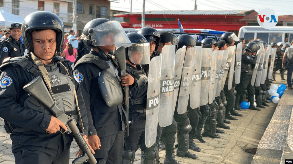 ARCHIVO: Policías custodian el exterior de una iglesia en Masaya, Nicaragua, donde tuvo lugar una manifestación antigubernamental, el 20 de abril de 2021.