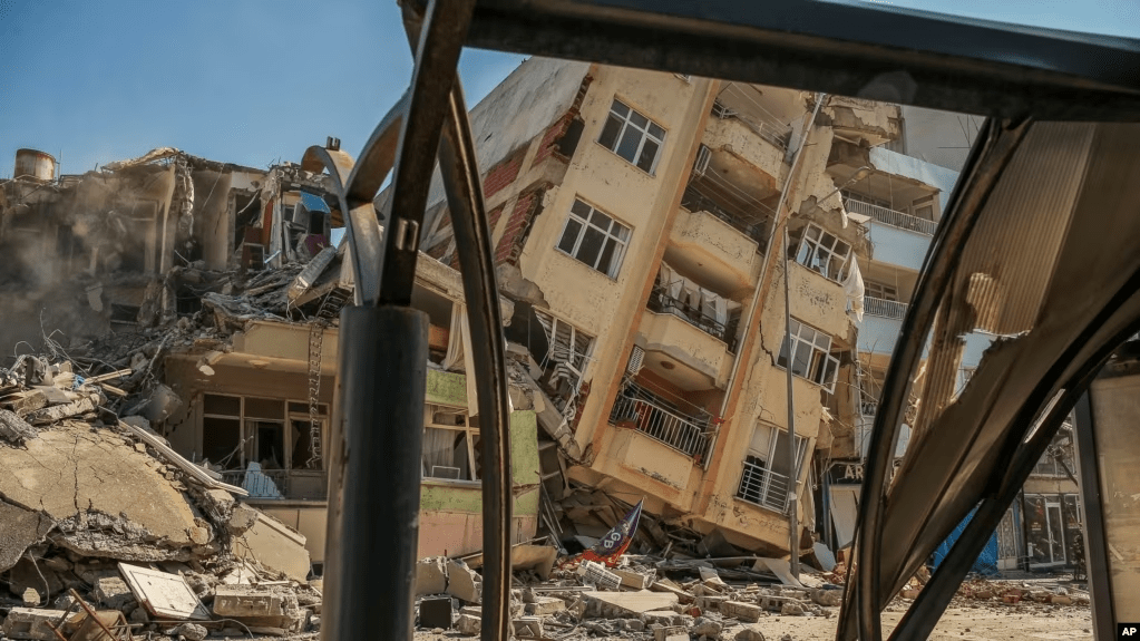 ARCHIVO - Un edificio destruido se apoya en una casa vecina tras el terremoto en Samandag, en el sur de Turquía, el 22 de febrero de 2023.