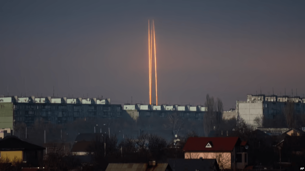 Tres cohetes rusos lanzados contra Ucrania desde la región rusa de Belgorod se ven al amanecer en Kharkiv, Ucrania, el jueves 9 de marzo de 2023. (AP Photo/Vadim Belikov