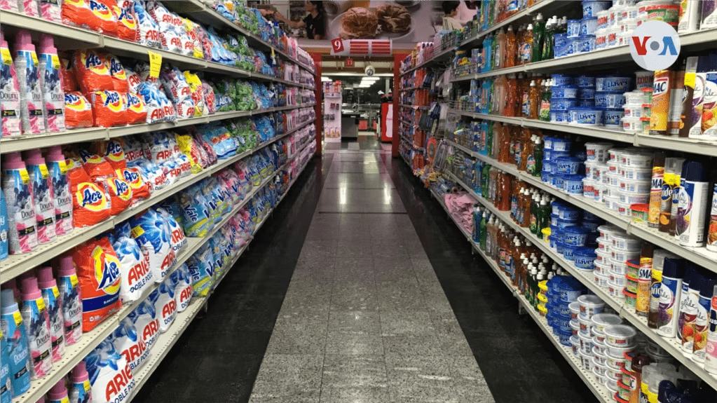 En contraste con la escasez que vivió el país, los supermercados en Venezuela actualmente están llenos de una gran variedad de productos