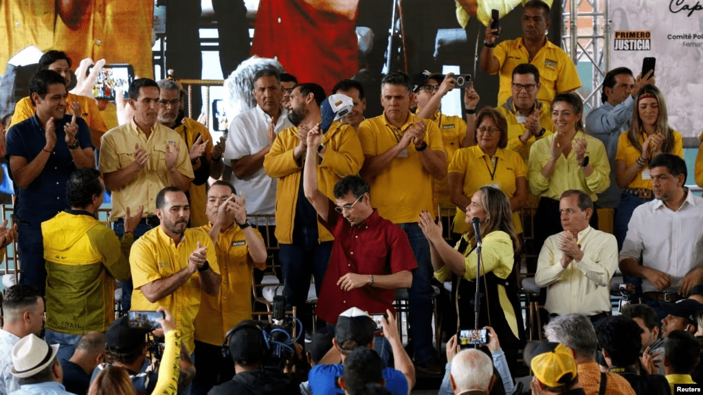 El líder de la oposición venezolana, Henrique Capriles, reacciona después de dirigirse a la audiencia después de ser anunciado como el candidato del partido "Primero Justicia" para las primarias presidenciales de octubre, en Caracas, Venezuela, el 10 de marzo de 2023