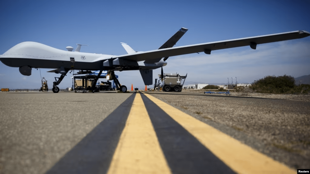 Un se encuentra en la pista durante una demostración de fuego vivo de 55 vehículos aéreos no tripulados, o drones, en la base naval del condado de Ventura Sea Range, Point Mugu, cerca de Oxnard, California, el 31 de julio de 2015.