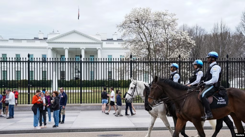 ARCHIVO - La Policía de Parques de EEUU patrulla a caballo Lafayette Square cerca de la Casa Blanca en Washington, D.C., el 23 de febrero de 2023.