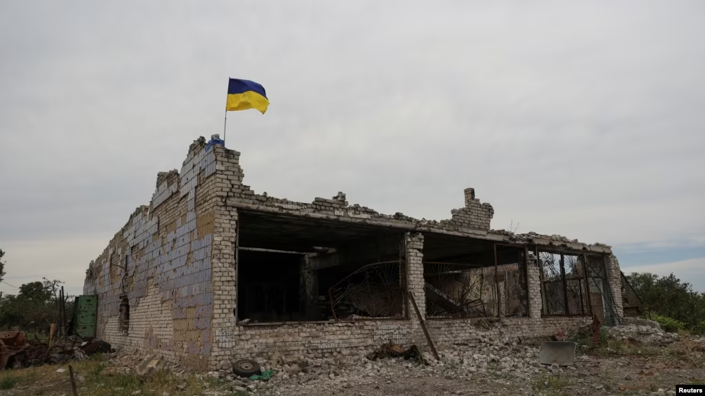 Una bandera ucraniana encima de un edificio destruido en el pueblo de Neskuchne, recientemente retomado por las Fuerzas Armadas de Ucrania, el 8 de julio de 2023. REUTERS/Sofiia Gatilova