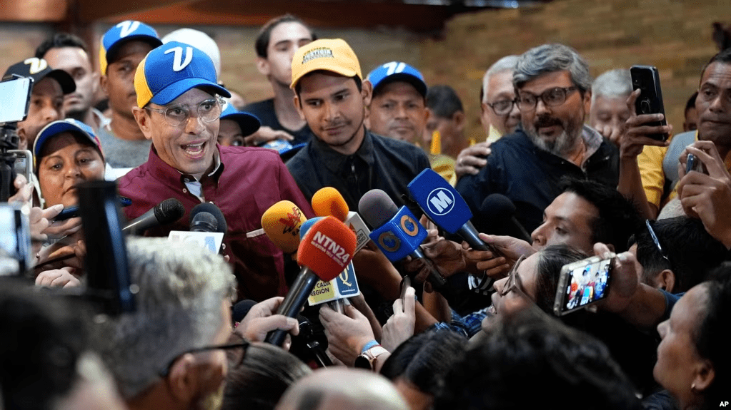 Henrique Capriles Radonski, candidato de Primero Justicia en la primaria presidencial opositora, habla a la prensa el 24 de junio pasado en Caracas, durante su inscripción como postulado en ese proceso, que se prevé realizar el 22 de octubre de 2023.