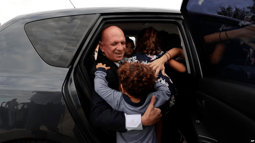 Hugo "El Pollo" Carvajal, ex jefe de los servicios de inteligencia de Venezuela, ingresa a un vehículo luego de salir de prisión en Estremera, a las afueras de Madrid, España, en septiembre de 2019.