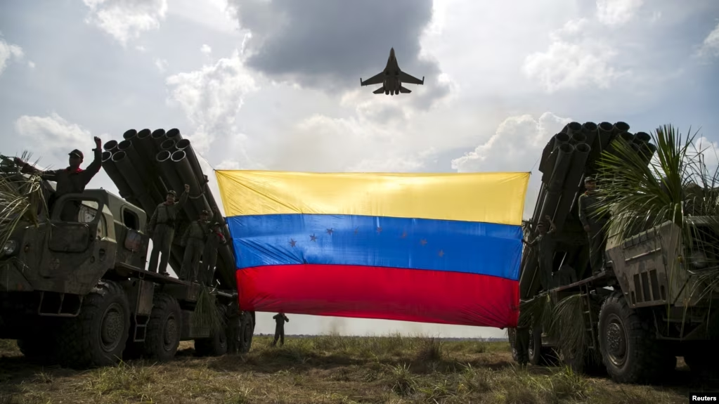Foto de archivo. Un avión ruso Sukhoi 30 vuela durante unas prácticas militares llamadas Escudo Soberano, en el estado venezolano de Apure, en una foto tomada el 1 de abril de 2015. Este domingo se registró un accidente fatal con una de esas aeronaves. REUTERS/Marco Bello