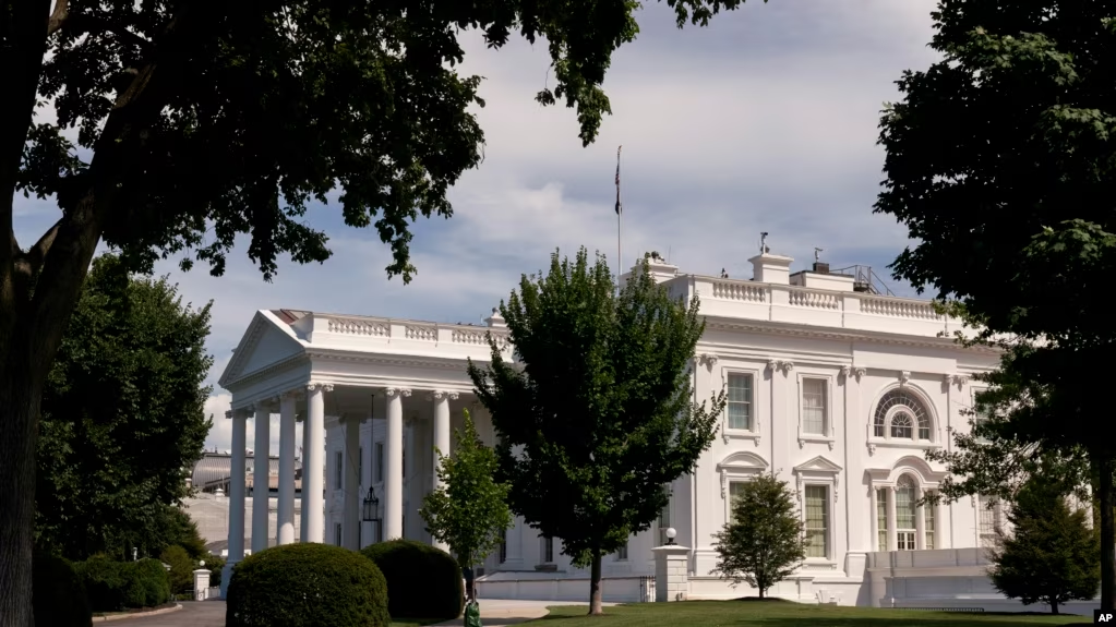 ARCHIVO - Se ve la Casa Blanca, el 30 de julio de 2022, en Washington. No se encontraron huellas dactilares ni ADN en la bolsita de cocaína encontrada en el vestíbulo del ala oeste a pesar de un sofisticado análisis del laboratorio criminal del FBI