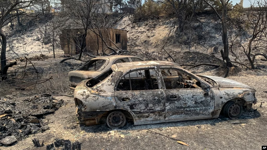 Autos calcinados por los incendios forestales en la isla griega de Rodas, en el mar Egeo, el 23 de julio de 2023.