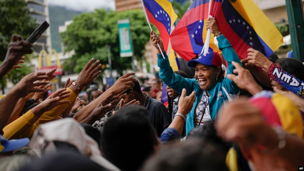 Una venezolana manifiesta durante la inscripción del candidato de Primero Justicia a la primaria opositora, Henrique Capriles Radonski, en Caracas, el 24 de junio de 2023.