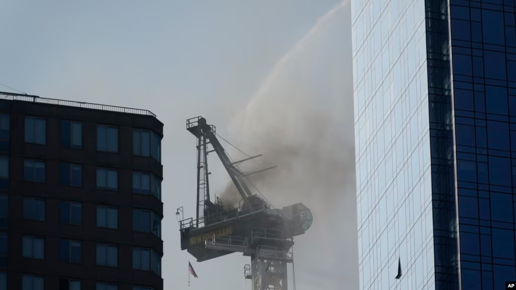 Una grúa de construcción en llamas en la ciudad de Nueva York el 26 de julio de 2023.
