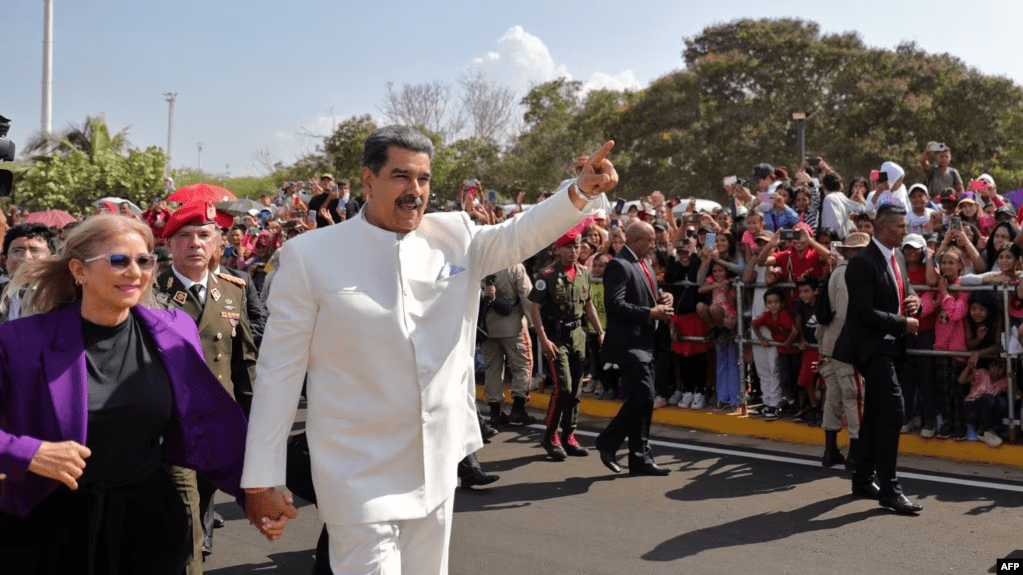 Nicolás Maduro y su pareja Cilia Flores, a la izquierda, caminan por el parque de La Vereda del Lago en Maracaibo, durante un desfile militar para celebrar una fecha patria, el 24 de Julio de 2023. Estados Unidos ratificó que su oferta de recompensa por Maduro sigue "activa".