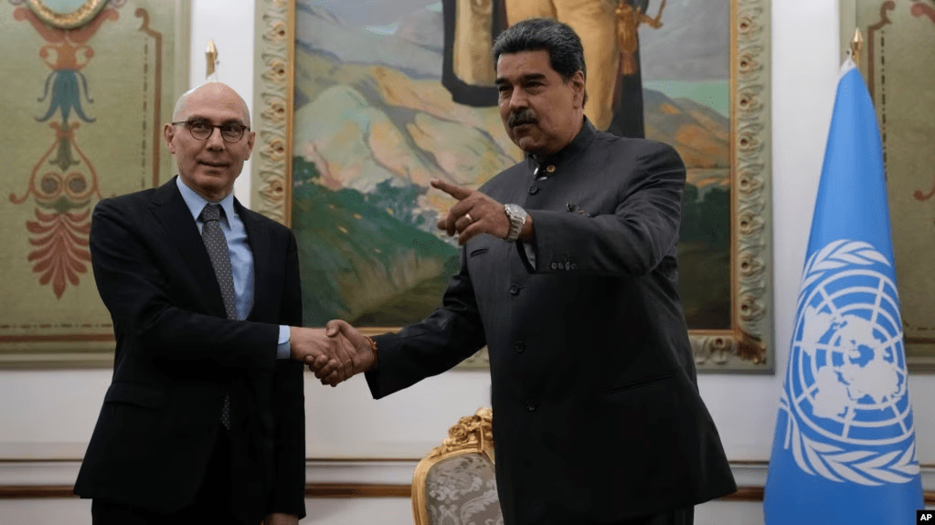 El presidente venezolano Nicolás Maduro, a la derecha, estrecha la mano del Alto Comisionado para Derechos Humanos de la ONU, Volker Türk, en su reunión en el palacio de Miraflores, en Caracas, el 27 de enero de 2023.
