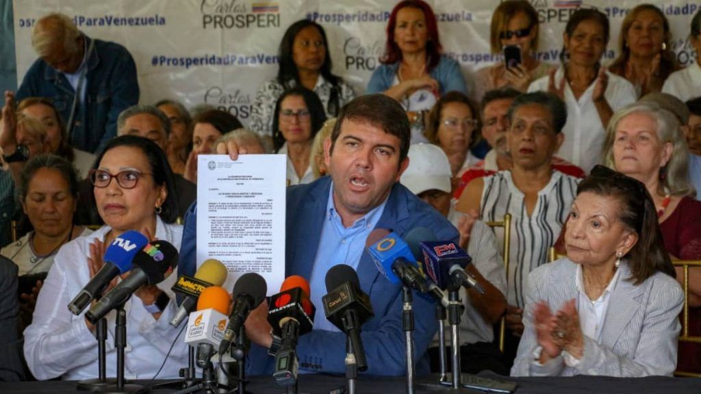 Un fondo de pensiones para los jubilados y pensiones creará el candidato a las primarias de la oposición, Carlos Prosperi al llegar a Miraflores.
