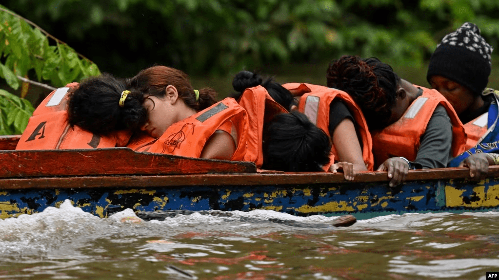 En esta foto de archivo, tomada el 12 de octubre de 2022, un grupo de migrantes venezolanos duerme en su viaje por río en la primera frontera del Darién, en Panamá. Luis ACOSTA / AFP