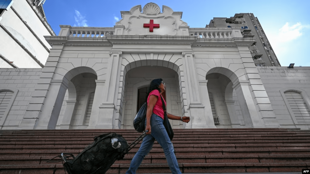 Una mujer pasa frente a la sede principal De la Cruz Roja en Caracas, Venezuela, este sábado 5 de agosto de 2023. Este lunes, se revelaron los nuevos directivos de la junta interventora de la organización, tras decisión judicial.