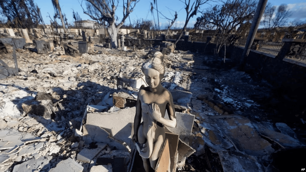 Una estatua quemada entre los escombros de una casa, el 12 de agosto de 2023, en Lahaina, Hawái.