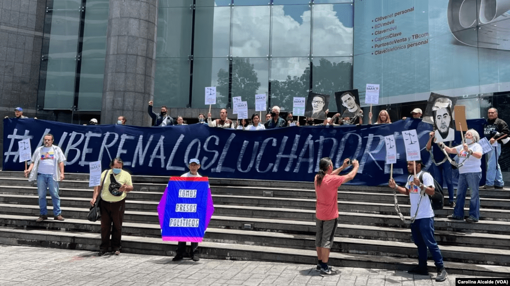 ARCHIVO - Activistas exigen la liberación de los seis dirigente sindicales durante una protesta en Caracas, en agosto del 2022.