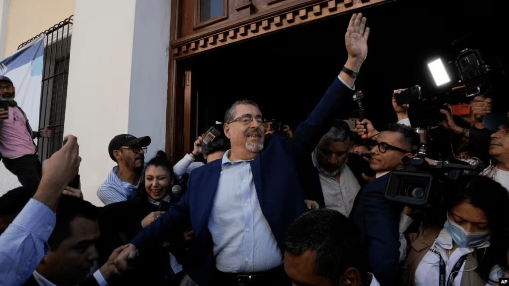 Las proyecciones del Tribunal Supremo Electoral dan a Bernardo Arévalo un triunfo irrefutable en la segunda vuelta presidencial en Guatemala realizada este domingo 20 de agosto.