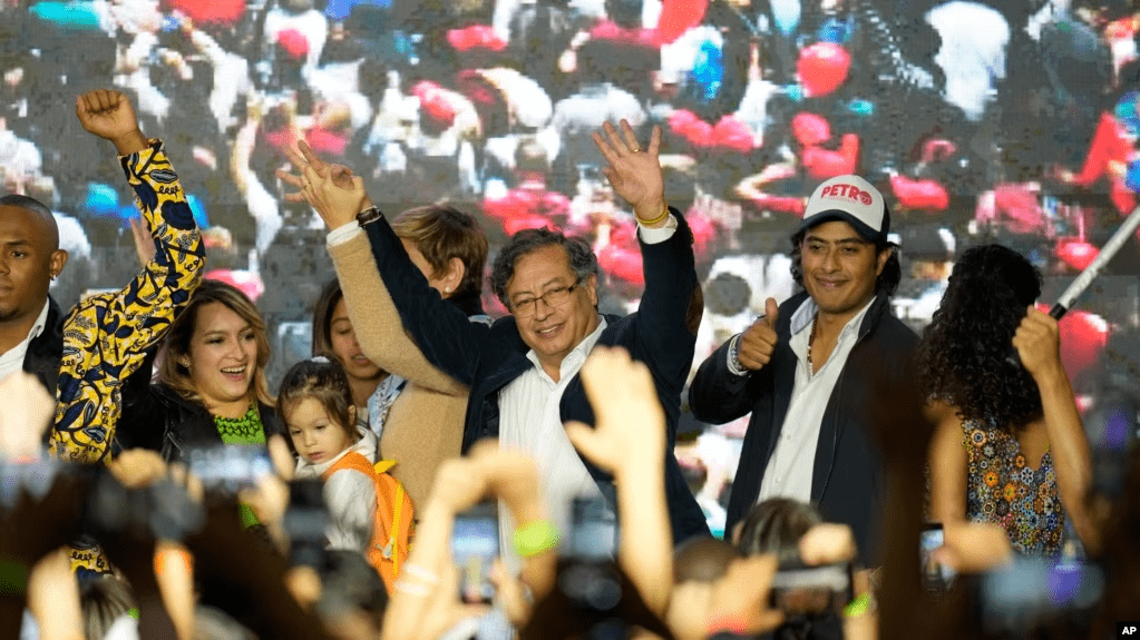 ARCHIVO - El candidato presidencial Gustavo Petro, en el centro, es acompañado por su hijo Nicolás Petro, a la derecha, en la jornada electoral del 29 de mayo de 2022 en Bogotá.