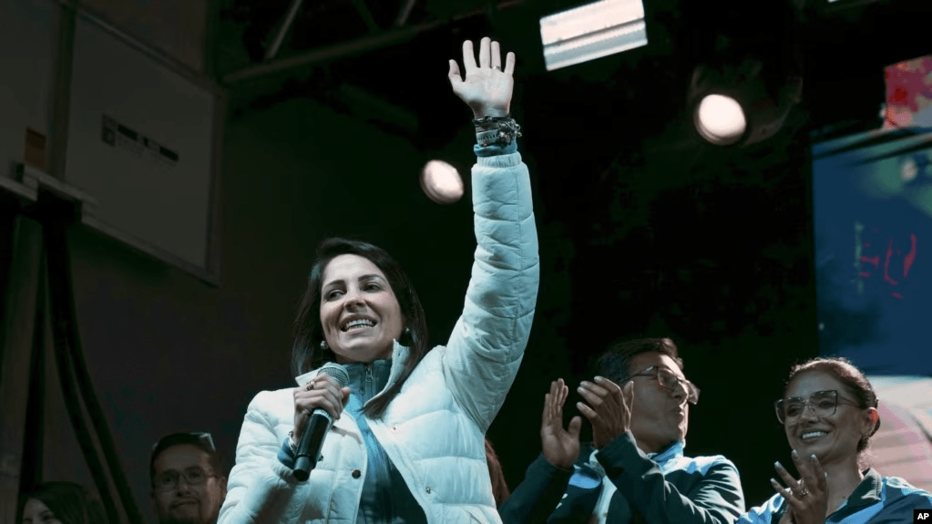 Luisa González, candidata del movimiento Revolución Ciudadana logró el mayor porcentaje de votos en las elecciones de este domingo, pero lejos del 50 % más uno requerido para hacerse de la presidencia. Competirá en segunda vuelta.