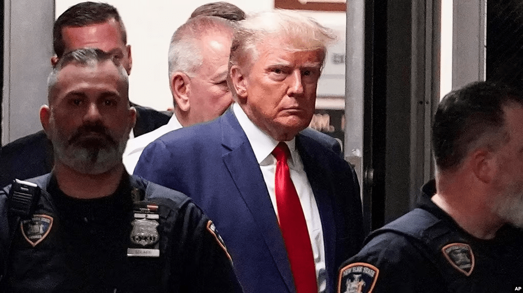 ARCHIVO - El expresidente Donald Trump es escoltado a una sala del tribunal, el 4 de abril de 2023, en Nueva York.