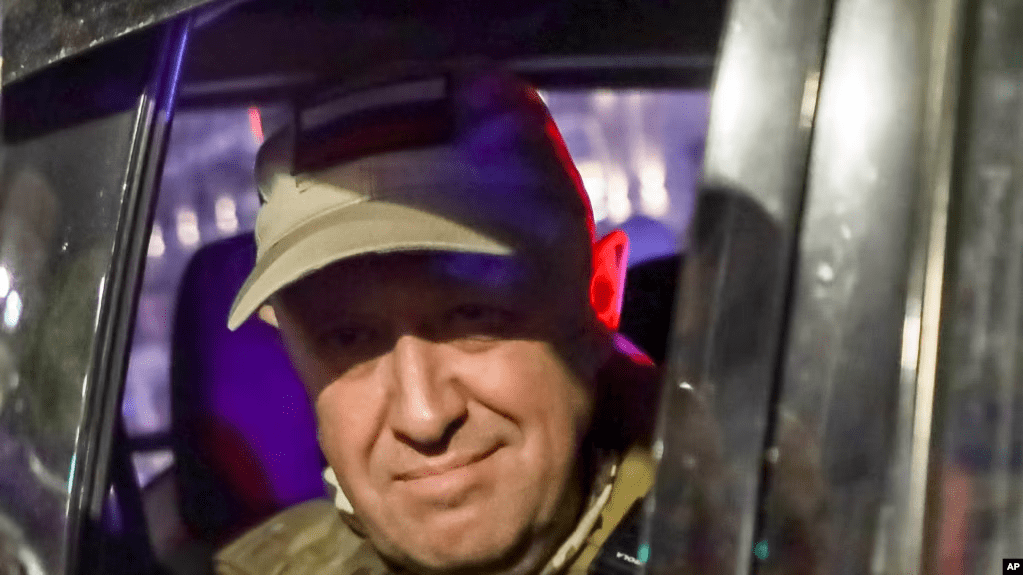 Yevgeny Prigozhin, jefe del Grupo Wagner, mira desde un vehículo militar saliendo de un área del cuartel general del Distrito Militar del Sur en una calle de Rostov del Don, Rusia, el 24 de junio de 2023.