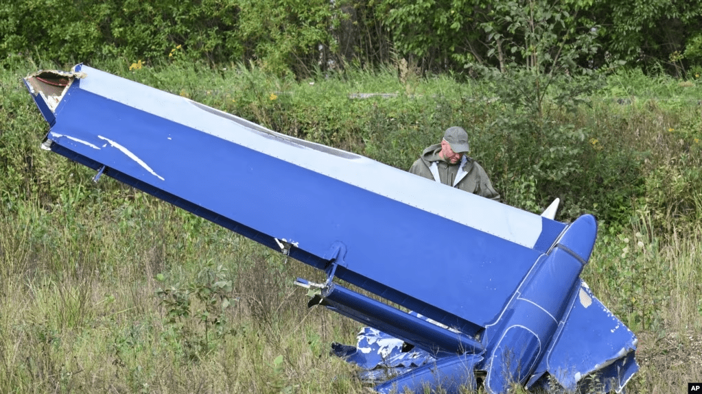 Parte de un avión privado estrellado, en el lugar del siniestro, cerca de la localidad de Kuzhenkino, en la región de Tver, Rusia, el 24 de agosto de 2023.
