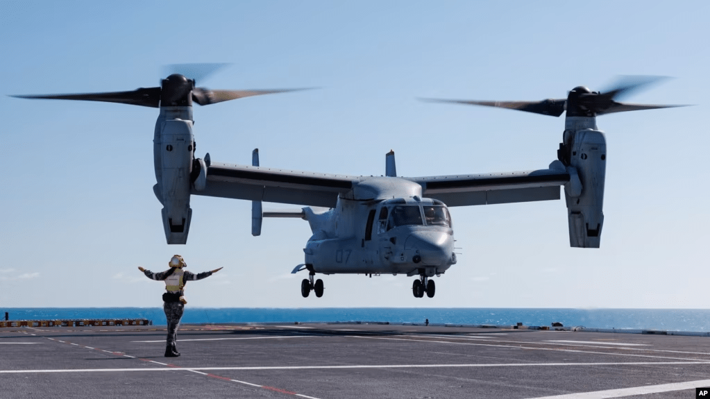 Un avión-helicóptero Osprey como el accidentado este domingo aterriza sobre un portaaviones cerca de las costas australianas el 7 de agosto de 2023.