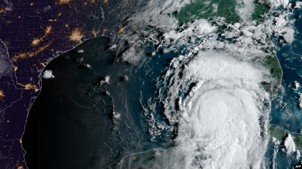 Esta imagen obtenida de la Administración Nacional Oceánica y Atmosférica (NOAA) muestra el huracán Idalia (C R) avanzando hacia el Golfo de México, el 29 de agosto de 2023 a las 12:36 UTC.