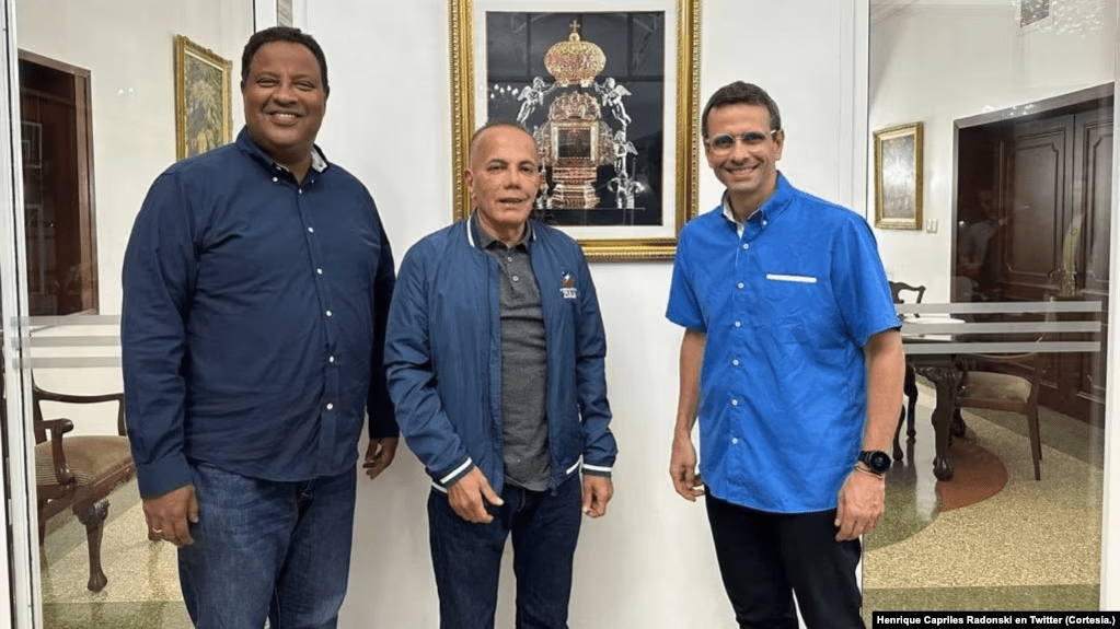 Dos de los líderes políticos de la oposición, Manuel Rosales, en el centro de la foto, y Henrique Capriles Radonski, a la derecha, posan para una fotografía tras reunirse el sábado, en Maracaibo. Les acompaña el alcalde de la ciudad, Rafael Ramírez.