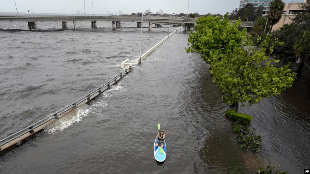 Inundación por el huracán Idalia en el malecón a lo largo de Old Tampa Bay, el miércoles 30 de agosto de 2023 en Tampa, Florida. (Foto AP/Chris O'Meara)