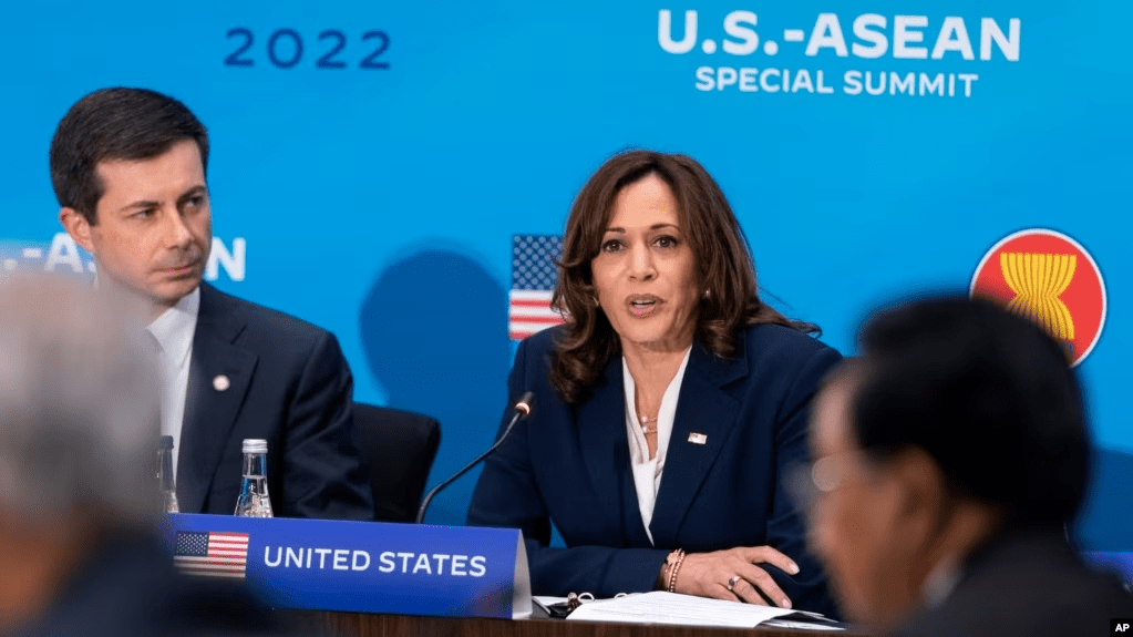 ARCHIVO - La vicepresidenta Kamala Harris, a la derecha, junto al secretario de Transporte, Pete Buttigieg, habla durante una sesión plenaria de la Cumbre Estados Unidos-ASEAN, el 13 de mayo de 2022, en el Departamento de Estado en Washington.