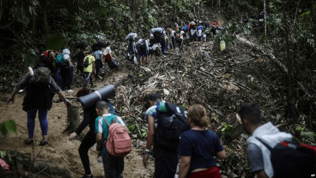 Migrantes caminan por el Tapón del Darién, entre Colombia y Panamá, con la esperanza de llegar a Estados Unidos, en una foto tomada el 9 de mayo de este año.