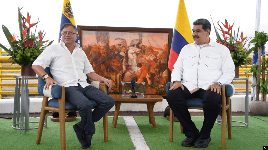 Los presidentes de Colombia y Venezuela, Gustavo Petro y Nicolás Maduro, se reúnen antes de firmar un acuerdo bilateral en el puente internacional Atanasio Girardot, el 16 de febrero de 2023. El consulado de Colombia en Maracaibo abrirá este martes.