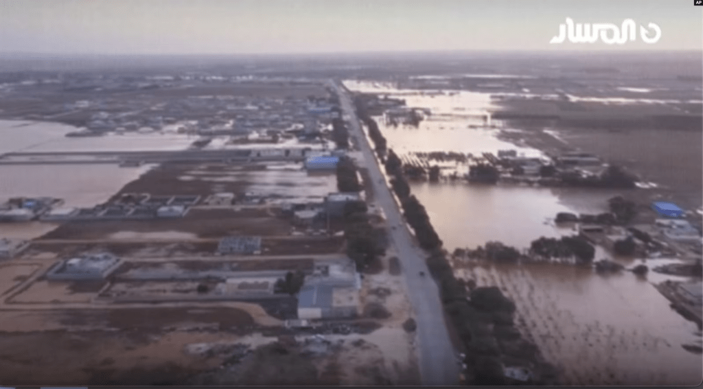 Esta imagen tomada de un video proporcionado por Libya Almasar TV muestra inundaciones en Marj, Libia, el lunes 11 de septiembre de 2023.