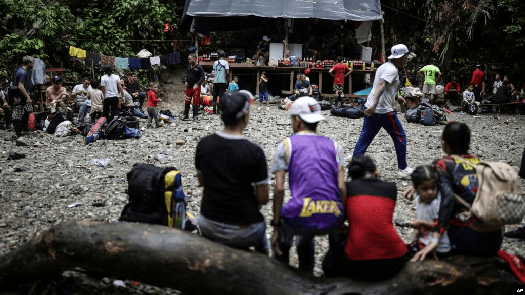 Migrantes que cruzan el Tapón del Darién, entre Colombia y Panamá, descansan en un punto de suministros que ofrece bebidas pagas, el 9 de mayo de 2023. La plataforma R4V advirtió que 6 de cada 10 venezolanos migrantes se exponen a trata de personas.
