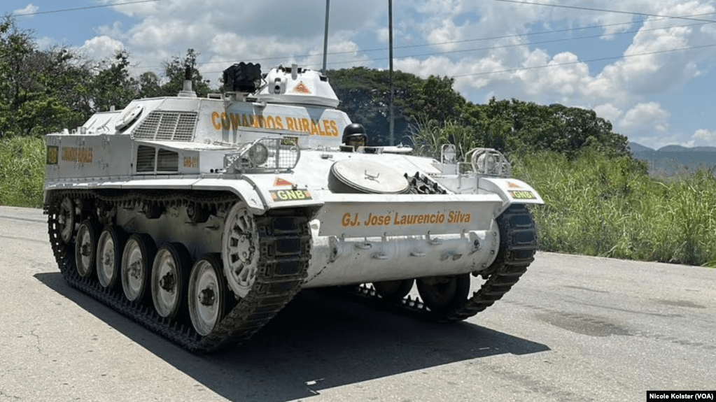 Un vehículo blindado del ejército venezolano se moviliza en las inmediaciones de la cárcel de Tocorón, intervenida este miércoles por el gobierno para desmantelar a la delincuencia organizada en esa instalación.