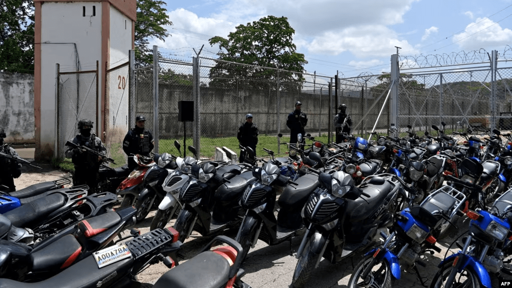 Motocicletas confiscadas dentro de la cárcel venezolana de Tocorón son exhibidas durante una conferencia de prensa ofrecida este jueves 21 de septiembre de 2023 por parte de las autoridades tras su intervención, en el estado Aragua