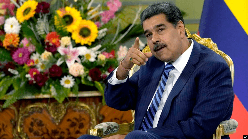 En fotografía de archivo, tomada el 16 de agosto de 2023, el presidente venezolano Nicolás Maduro hace un gesto mientras recibe al nuevo embajador de Colombia en Caracas, en el Palacio de Miraflores. El mandatario rechazó la postura de Estados Unidos sobre Guyana.