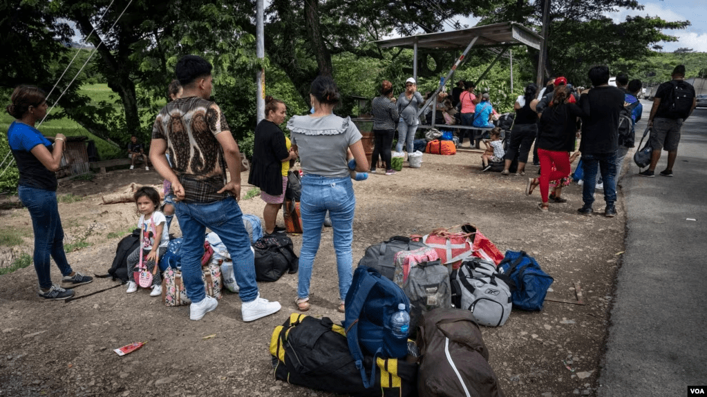 Migrantes nicaragüenses en territorio de Costa Rica esperando transporte público para trasladarse a San José. [Foto: Óscar Navarrete, La Prensa / VOA]